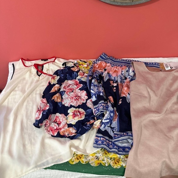 Blouse bundle size small - Picture 1 of 5